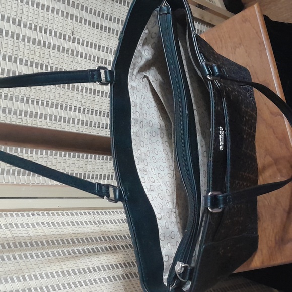 Guess Signature Logo Print Purse - Picture 5 of 11